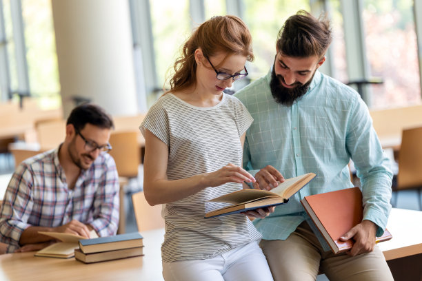一群快乐的学生在大学图书馆一起学习和工作图片下载
