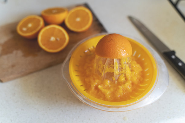切片橙子放入榨汁机的库存照片图片下载
