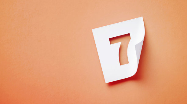 白色胶粘剂与削减7号坐在橙色背景图片下载