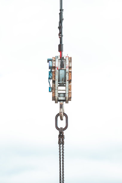 起重机滑轮对天空图片下载