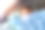 年轻美丽的女商人坐在汽车后座上，看着窗外。女性企业主管乘出租车出行。图片下载