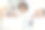 非裔美国女性，坐在厨房里使用笔记本电脑。自信并专注于远程工作图片下载