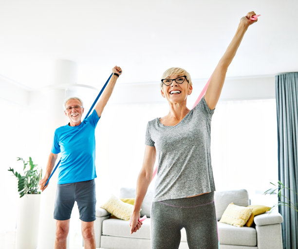 高级拉伸运动女子训练生活方式运动健身家庭健康健身房锻炼健身男子夫妇团队阻力带图片下载