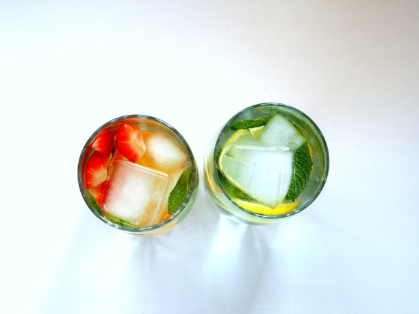 杯子里放水果水。从上面的观点图片下载