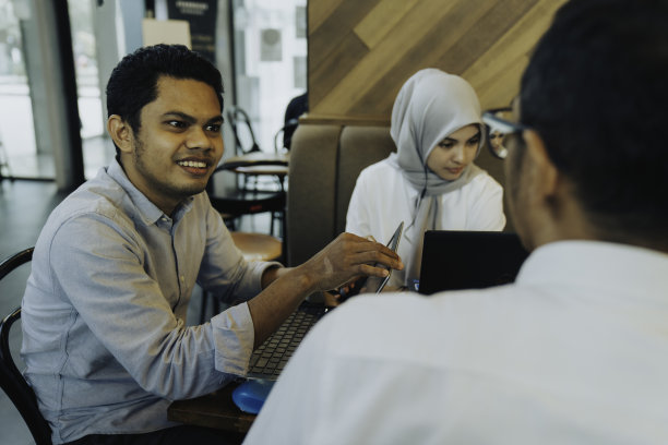 商人和女人在咖啡店开会，讨论工作图片下载
