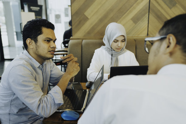 商人和女人在咖啡店开会，讨论工作图片下载