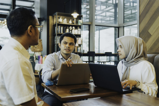 商人和女人在咖啡店开会，讨论工作图片下载