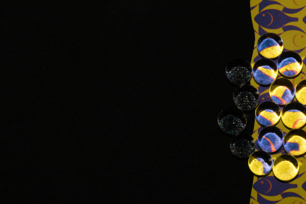 彩色复古壁纸与鱼和3d玻璃孔黑色部分的背景拷贝空间图片下载