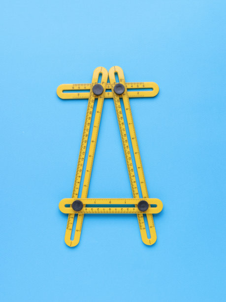 原结构黄色轮盘在蓝色背景上。测量仪器的最小概念。图片下载