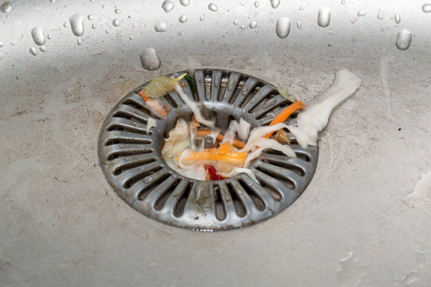 水槽排水管被卡住了。肮脏的金属水槽图片下载