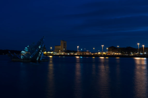 奥斯陆海湾中心的城市夜景和玻璃结构艺术。图片下载