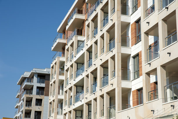 阳光明媚的现代公寓大楼图片下载