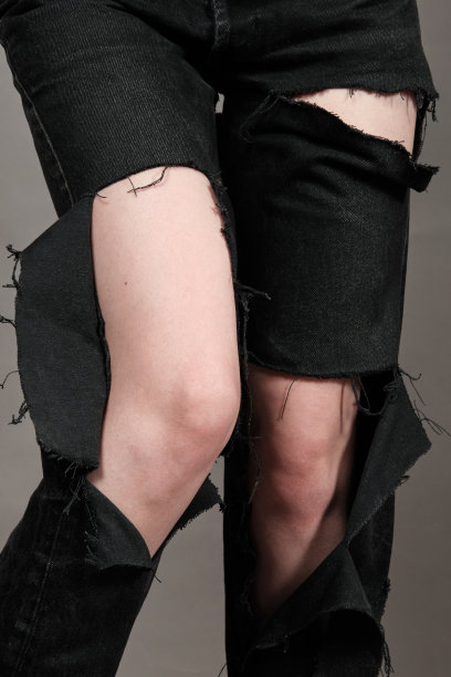 把黑色牛仔裤图片下载