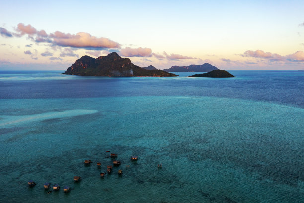 博伊杜朗附近的热带岛屿新麦加岛的日落图片下载
