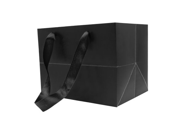 白色背景上的黑色礼品袋图片下载