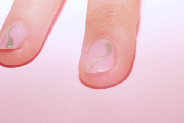 美甲后女性手指的微距拍摄图片下载