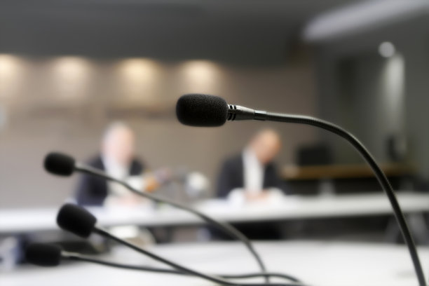 会议室有麦克风图片下载