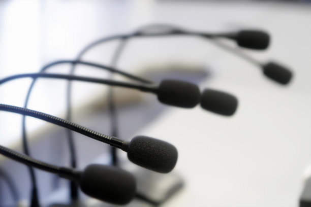 许多麦克风排成一排图片下载