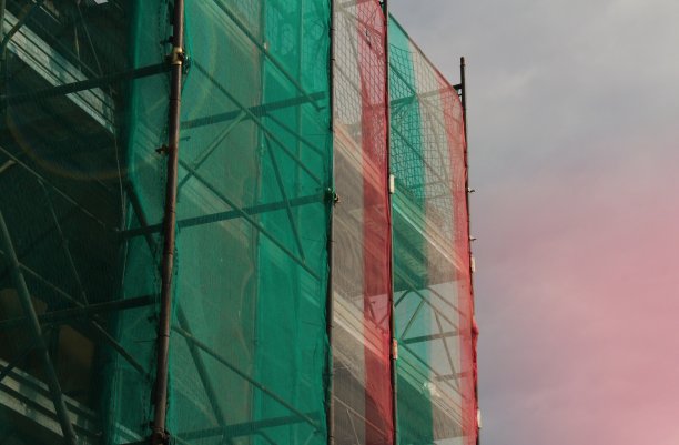 带有施工现场的意大利国旗图片下载