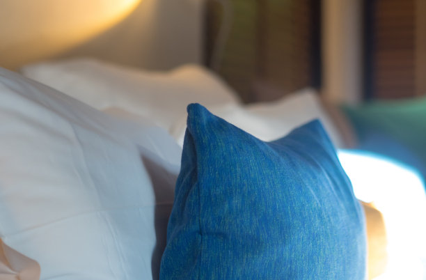 舒适的床，柔软的枕头，特写图片下载