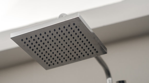 淋浴头和现代浴室龙头。图片下载