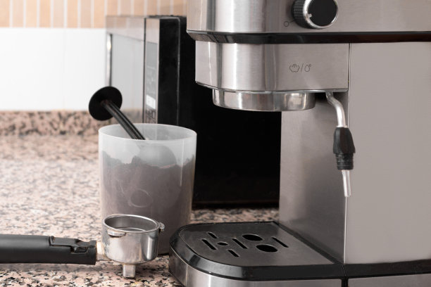 欧式厨房的花岗岩台面，配有咖啡机臂、咖啡储存容器和咖啡机图片下载