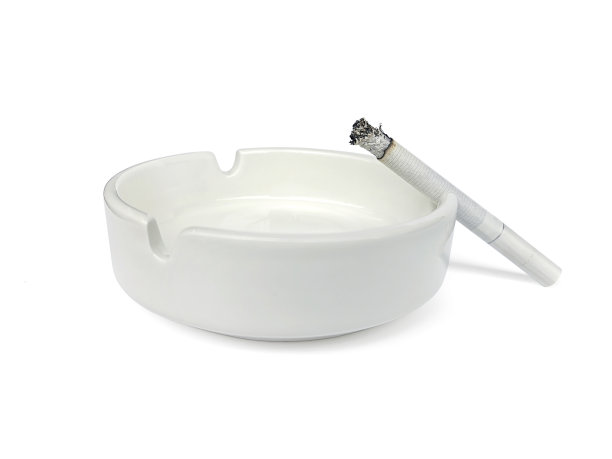 白色烟灰缸和香烟孤立在白色背景图片下载