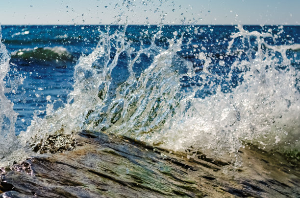 黑海上溅起的浪花。图片下载