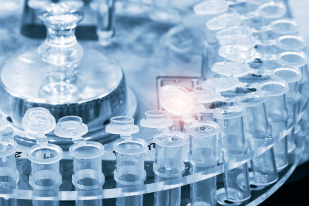 具有医学或化学背景，熟悉实验室设备和液体。图片下载