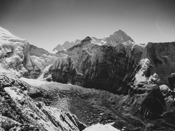 喜马拉雅山脉的雪山上有着黑白相间的冰川图片下载