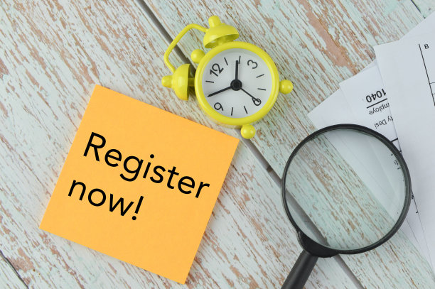 俯视图的时钟，放大镜和备忘录写与登记现在!图片下载