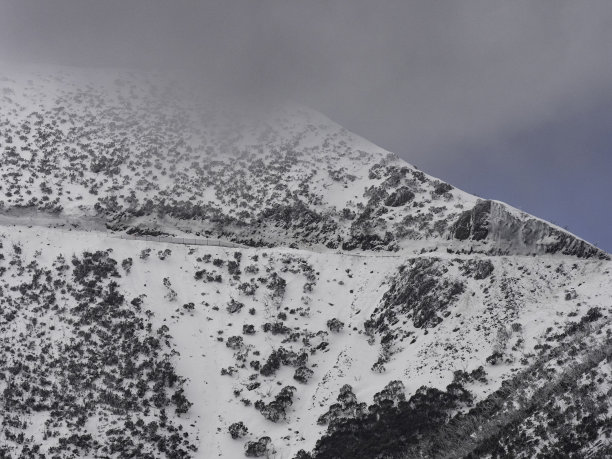 雪地里的山路图片下载