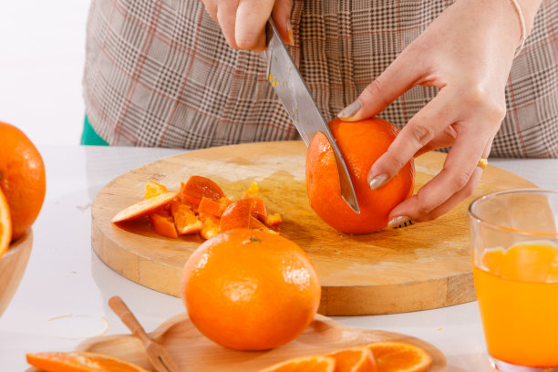 女孩正在学习制作果汁图片下载