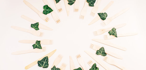 白色背景上的环保一次性厨房用具横幅。木叉,勺子,零浪费。副本的空间。环保木制餐具。塑料自由概念。一次性木制餐具。生态的概念图片下载