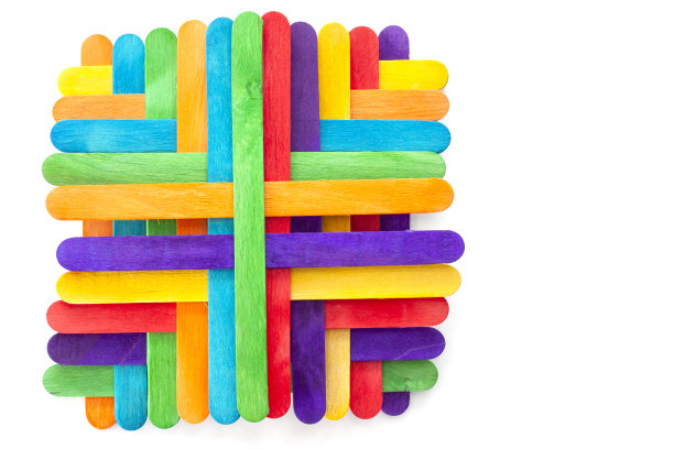 彩色冰棒棒孤立在白色背景上的排列，是儿童和家庭的简单活动。图片下载