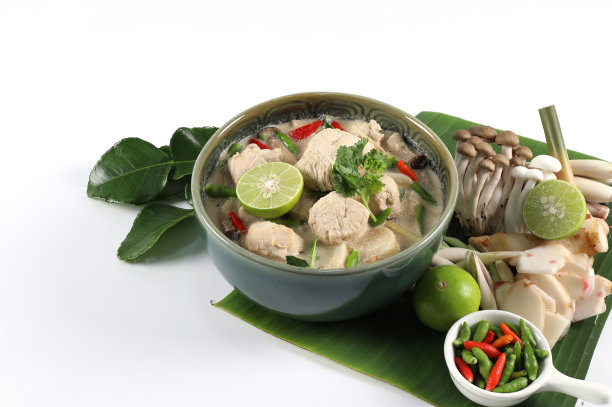 椰汁丐。一碗泰式鸡椰汤。孤立在白色背景上。与成分图片下载