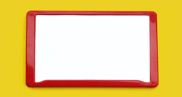 牌照与复制空间的黄色背景。图片下载