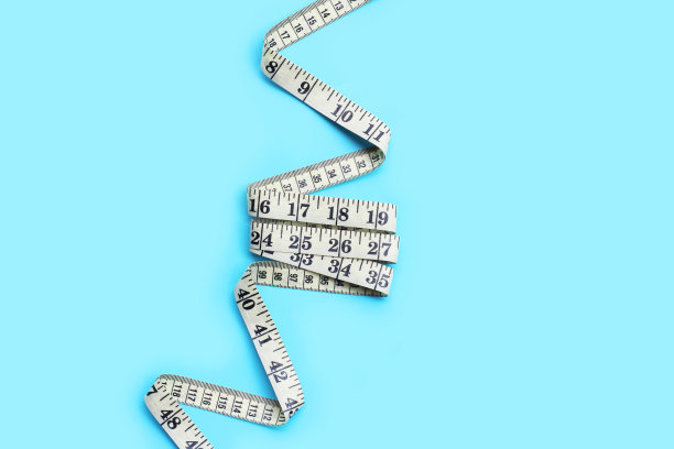 蓝色背景上的卷尺。图片下载