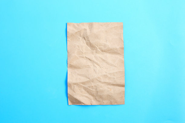 皱巴巴的棕色在蓝色背景。图片下载