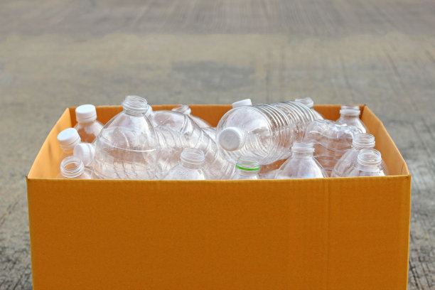 空饮料瓶子。塑料垃圾图片下载