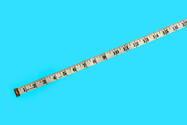 蓝色背景上的卷尺。图片下载