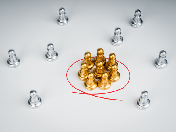 一组金卒棋子站在中间的红圆线上，与白色背景上的银卒棋子分开，从人群中脱颖而出。人力资源，领导力，独特的理念。图片下载