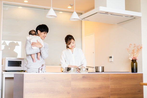 妈妈和爸爸还有宝宝在厨房做饭图片下载