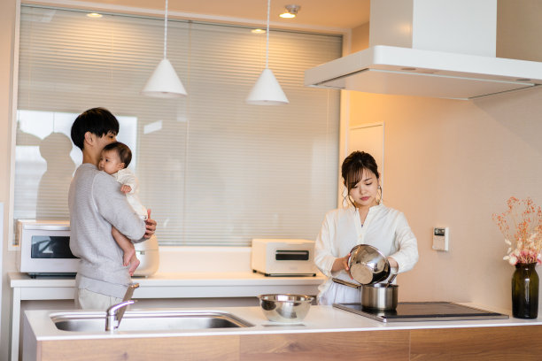 妈妈和爸爸还有宝宝在厨房做饭图片下载