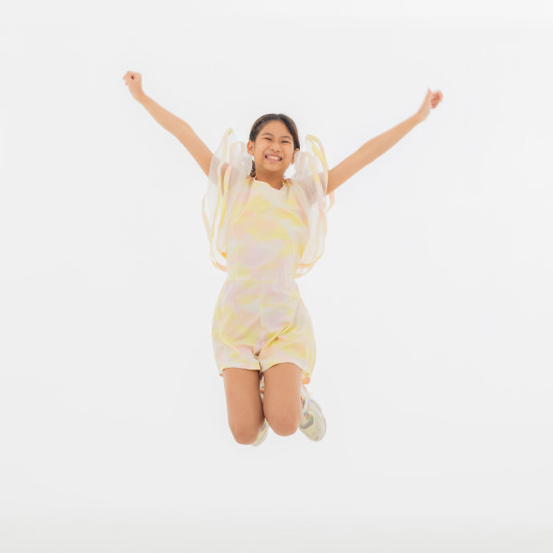 快乐的孩子在空中跳跃。亚洲女孩。图片下载
