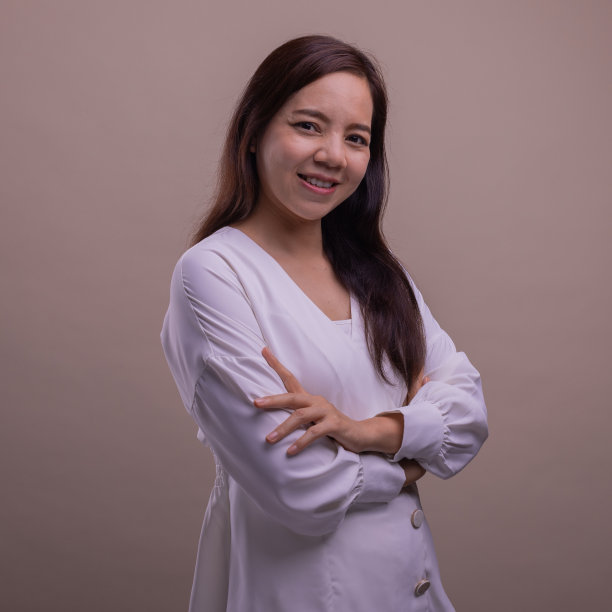 商业女性肖像，看着相机。微笑和大笑。图片下载