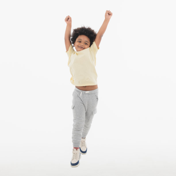快乐的孩子在空中跳跃。图片下载