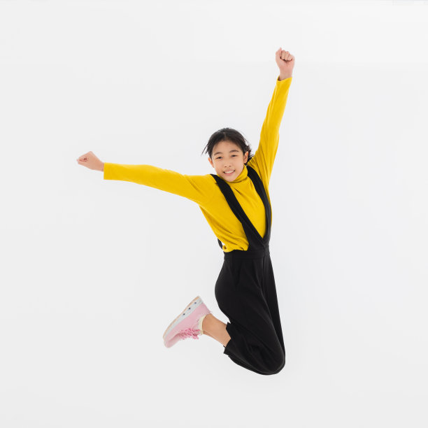 快乐的孩子在空中跳跃。亚洲女孩。图片下载
