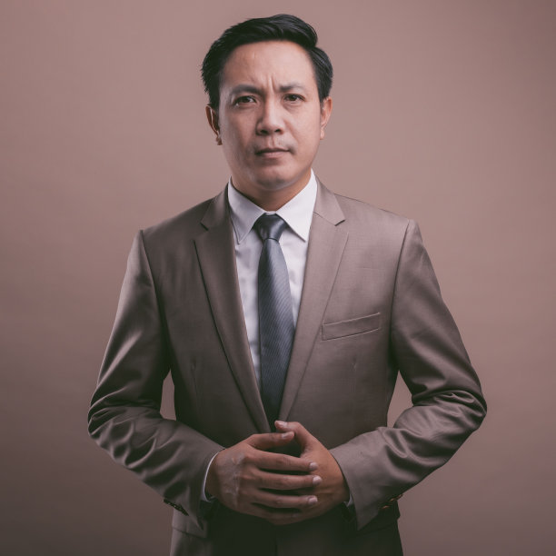 亚洲商人肖像，看着镜头图片下载