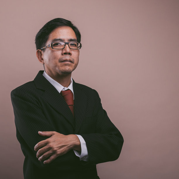 亚洲商人的肖像，看着相机。的信心。图片下载